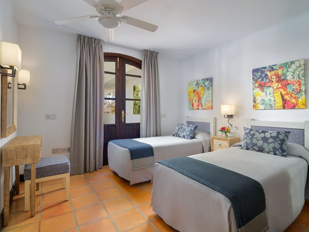 Фото Regency Country Club Apartments Suites