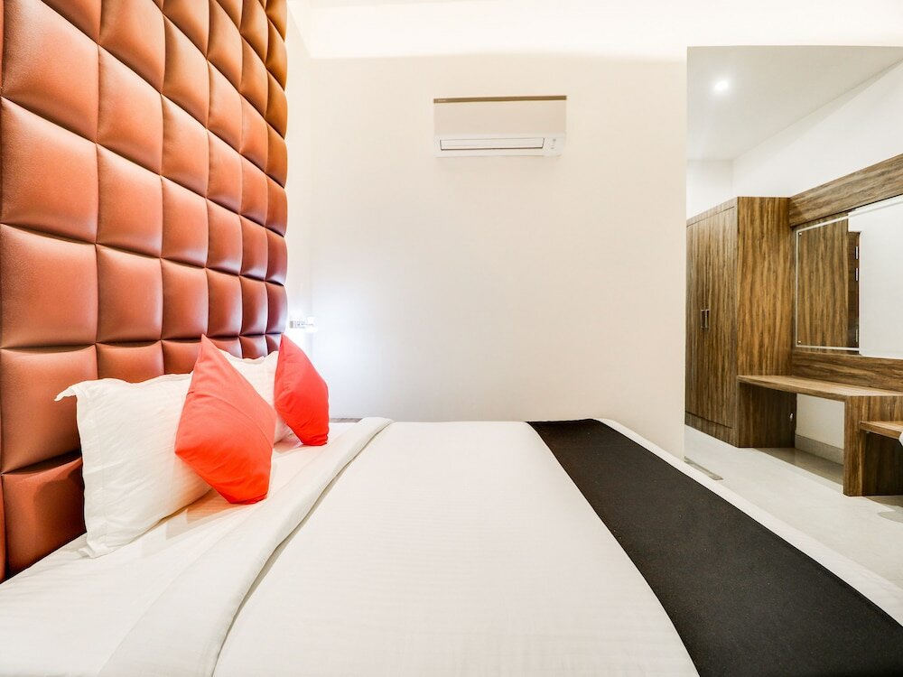 Фото Capital O 44117 Hotel Alphonso