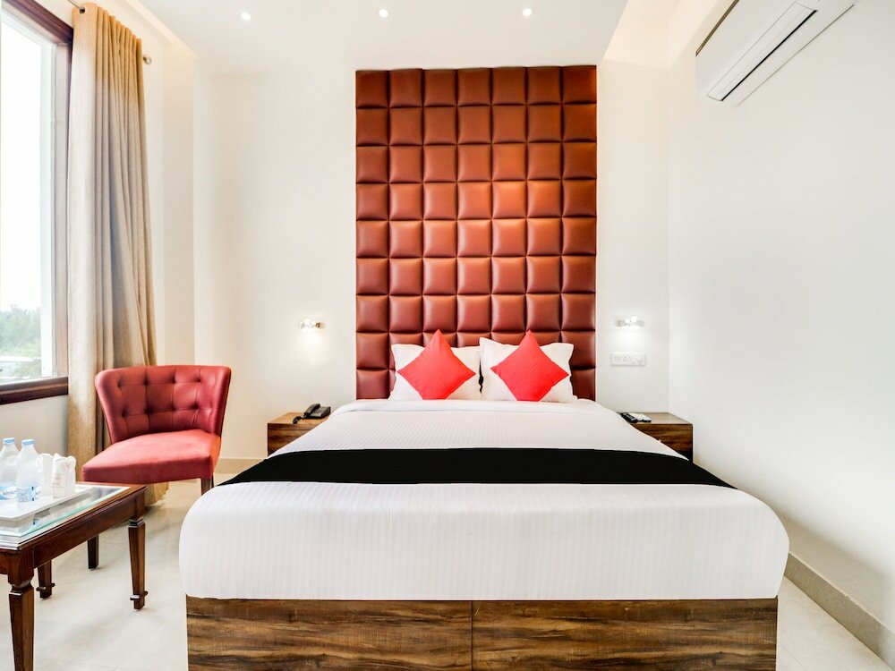 Фото Capital O 44117 Hotel Alphonso