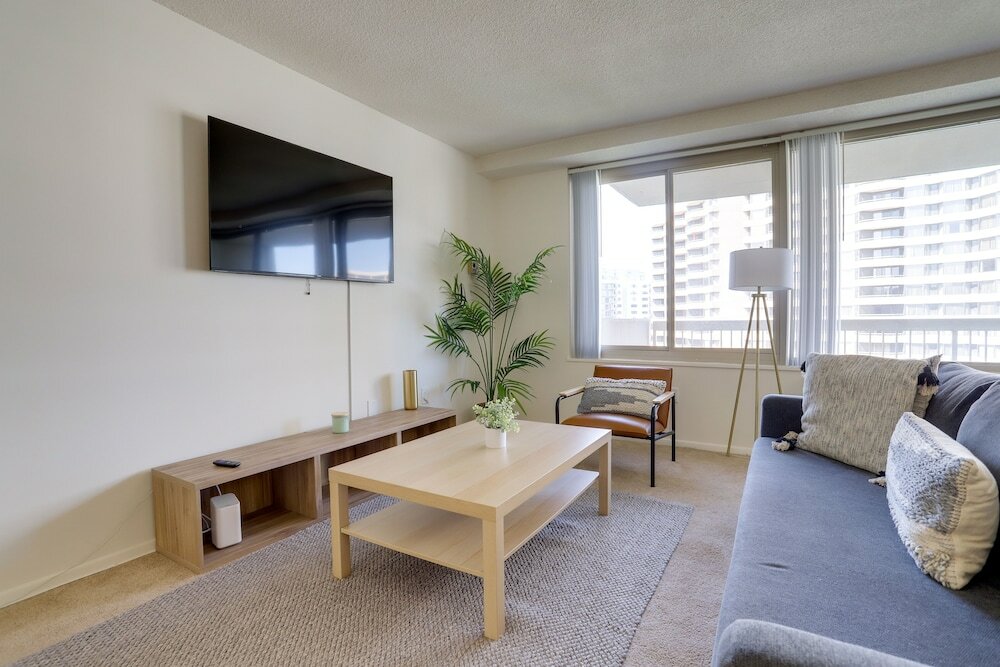 Фото Spacious Apt Crystal City With Gym