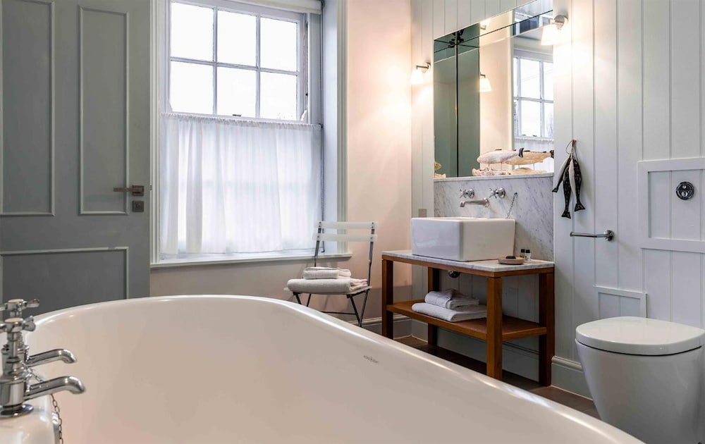 Фото The Crown hotel