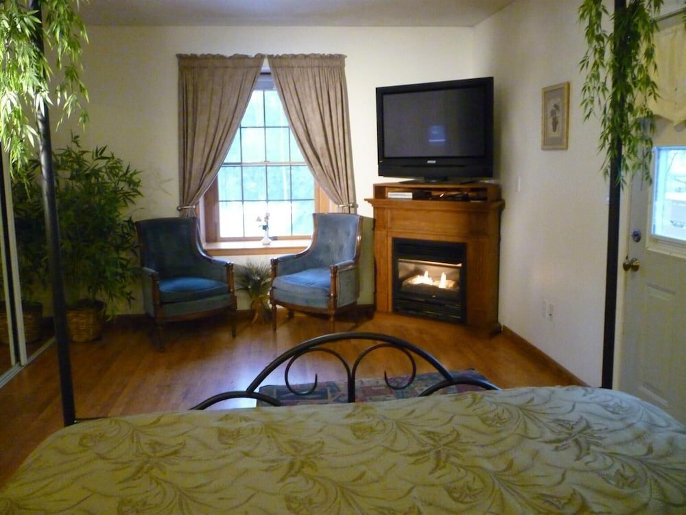 Фото 7 Gables Inn & Suites