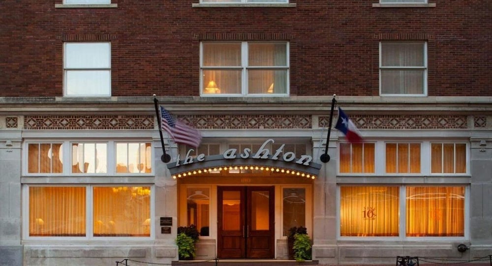 Фото The Ashton Hotel