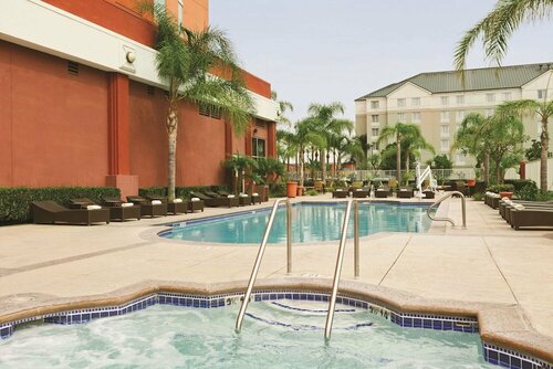 Гостиница Embassy Suites by Hilton Anaheim South в Гарден Грове