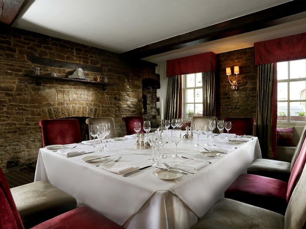 Фото Macdonald Bear Hotel