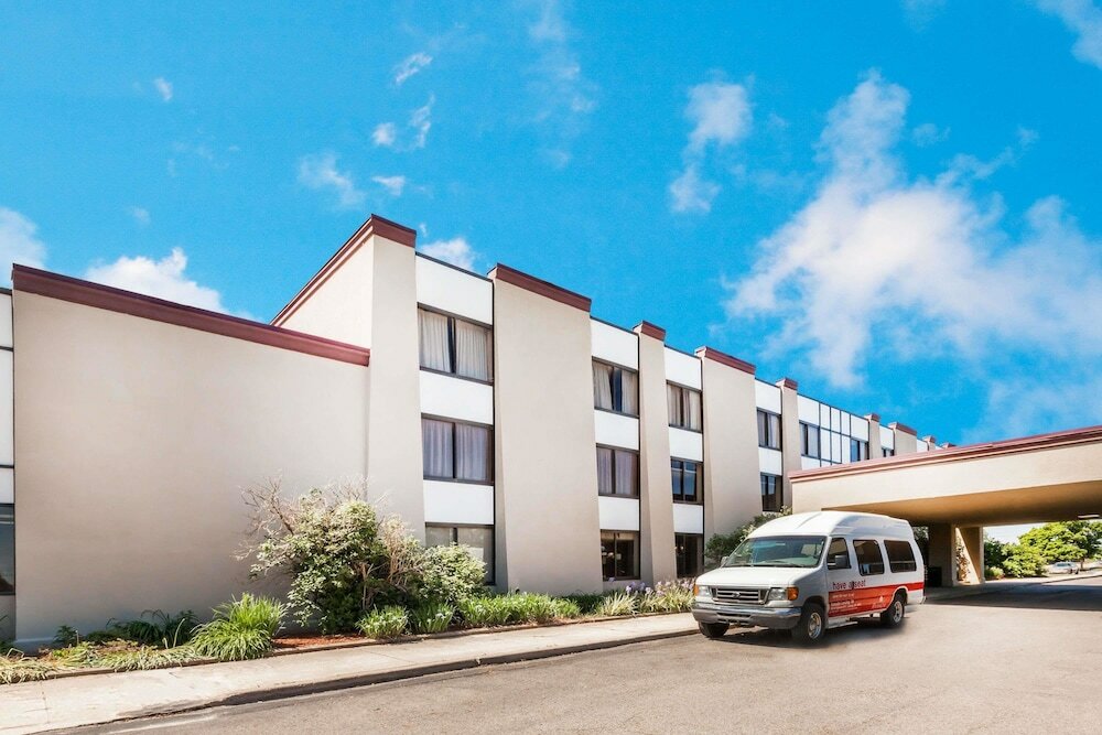 Фото Ramada Hotel & Conference Center by Wyndham Lansing