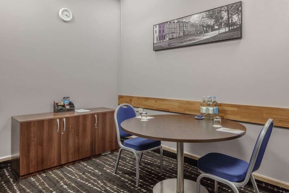 Фото DoubleTree by Hilton Bristol City Centre