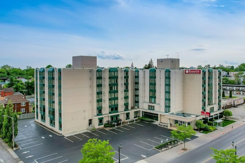 Гостиница Ramada by Wyndham Niagara Falls Near the Falls в Ниагара-Фолс