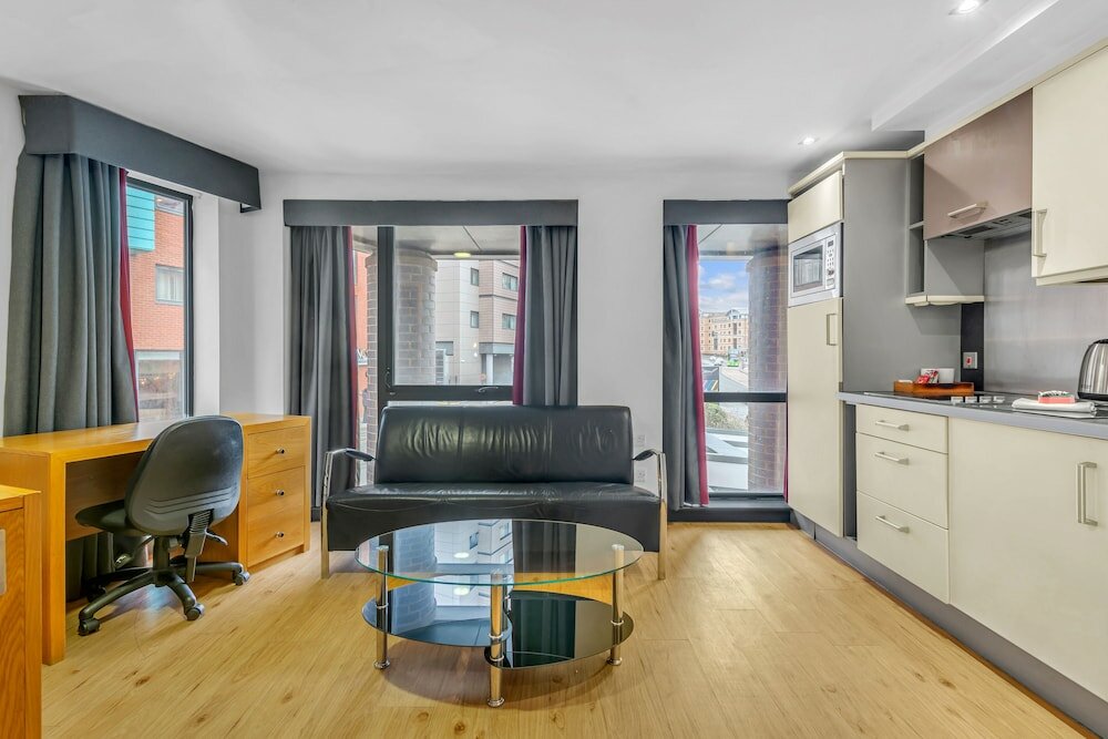 Фото Roomzzz Leeds City West