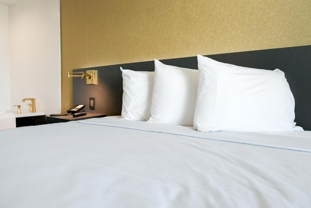 Фото Glen Capri Inn & Suites - Burbank Universal