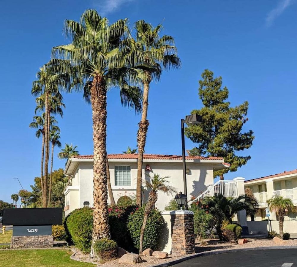 Фото SureStay Plus Hotel by Best Western Tempe University