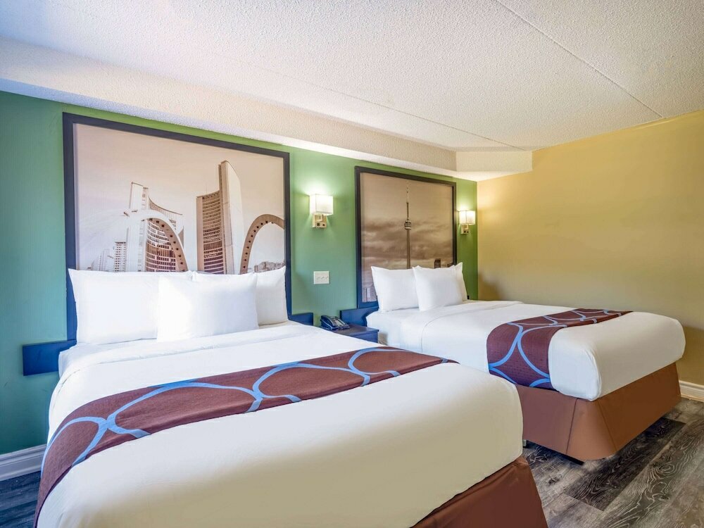 Фото Super 8 by Wyndham Toronto East ON