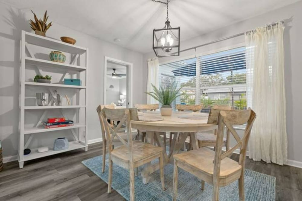 Фото 12th Ct Charming Oasis With New Pool