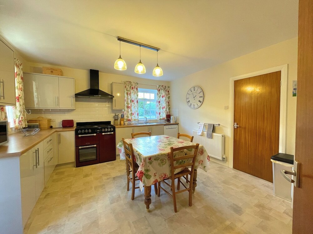 Фото Spacious 4 Bedroom House with Garden