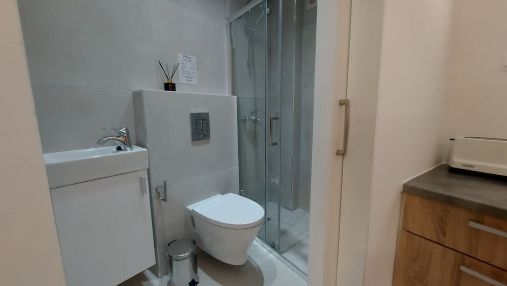 Фото Phaedrus Living: Alkminis Seaside Luxury Flat 02