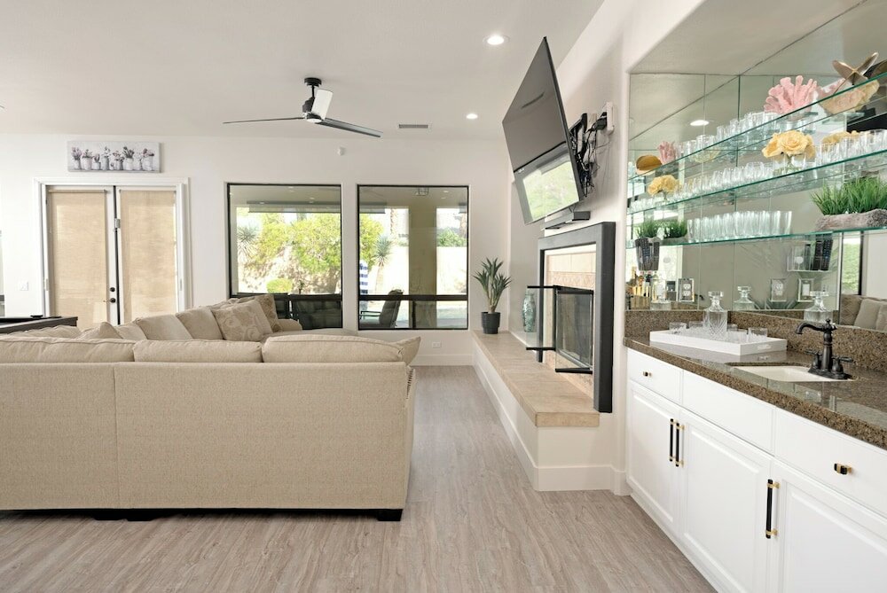 Фото Luxury Resort Style Living w Pool & Jacuzzi