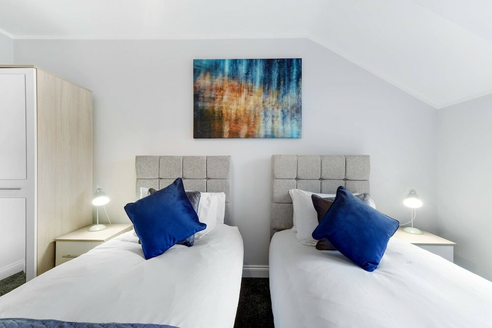 Фото 2 Bdrm Penthouse with parking Wycombe