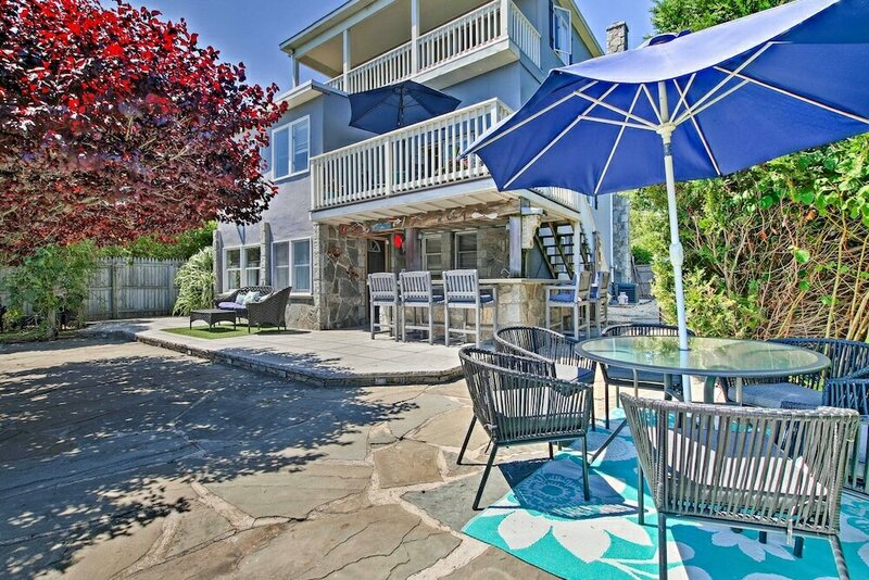 Гостиница Deluxe Waterford Home w Views, Outdoor Bar & More
