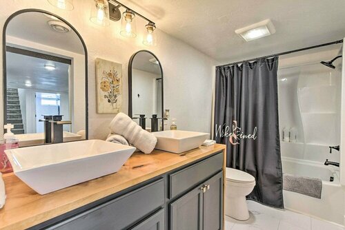 Гостиница Sleek & Modern Great Falls Gem: Hot Tub, Yard в Грейт-Фоллс