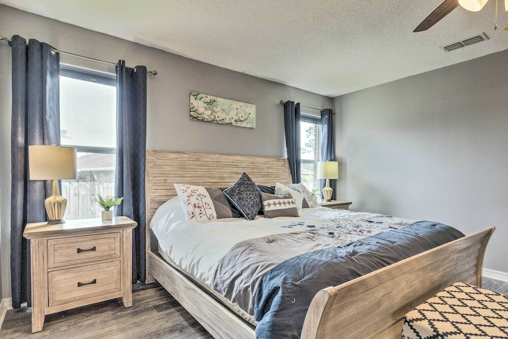 Фото Spacious Home w Sunroom, 15 Mi to Pensacola!