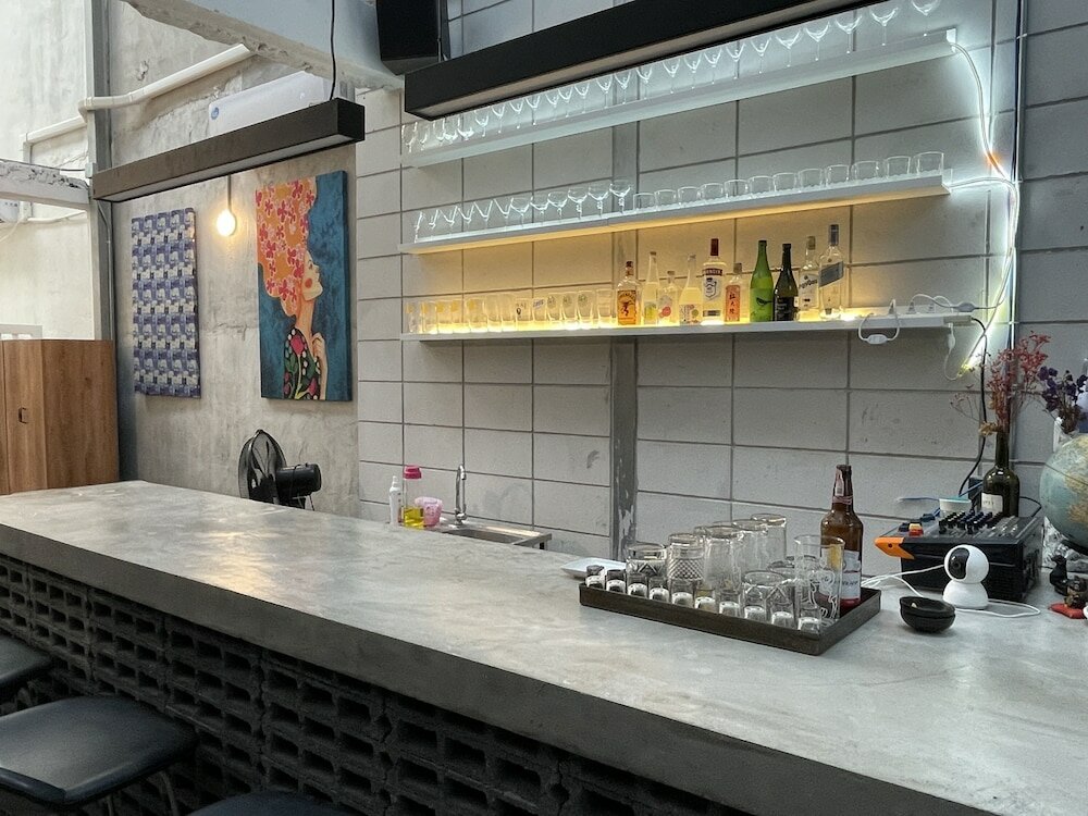 Фото Old Bar Bangkok House