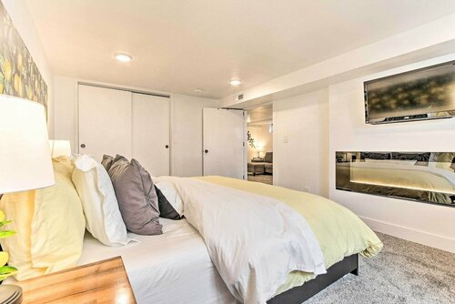 Гостиница Sleek & Modern Great Falls Gem: Hot Tub, Yard в Грейт-Фоллс