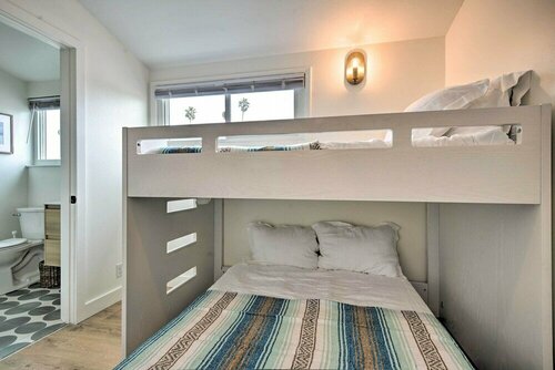 Гостиница Chic & Central Ventura Home - Walk to Beach! в Вентуре