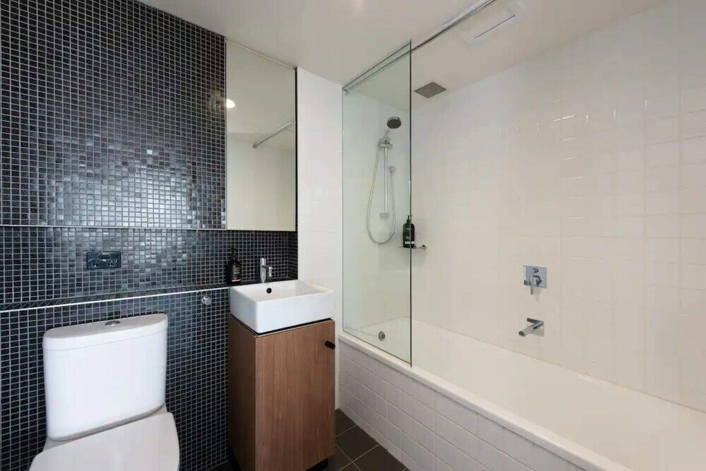Фото Stylish 2-bed Apt in Southbank With Parking