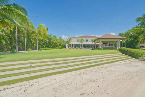 Гостиница Modern Villa With Ocean View and Service Staff