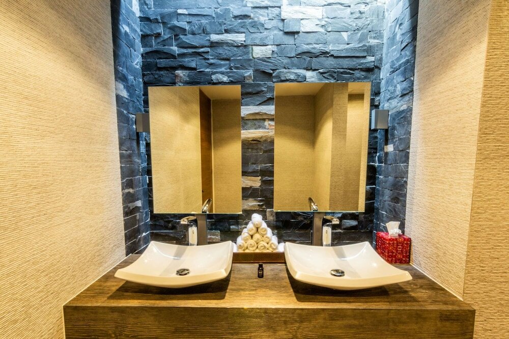 Фото Апартаменты The Fives Downtown Hotel & Residences, Curio Collection by Hilton