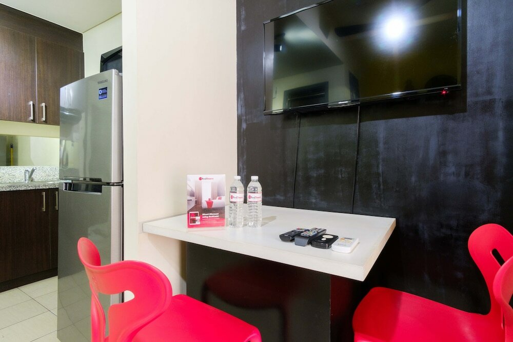 Фото Reddoorz Plus @ Pioneer Woodlands Mandaluyong