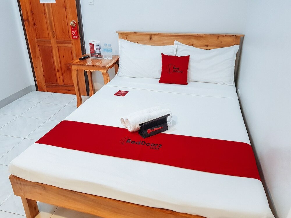 Фото RedDoorz near Ramiro Community Hospital