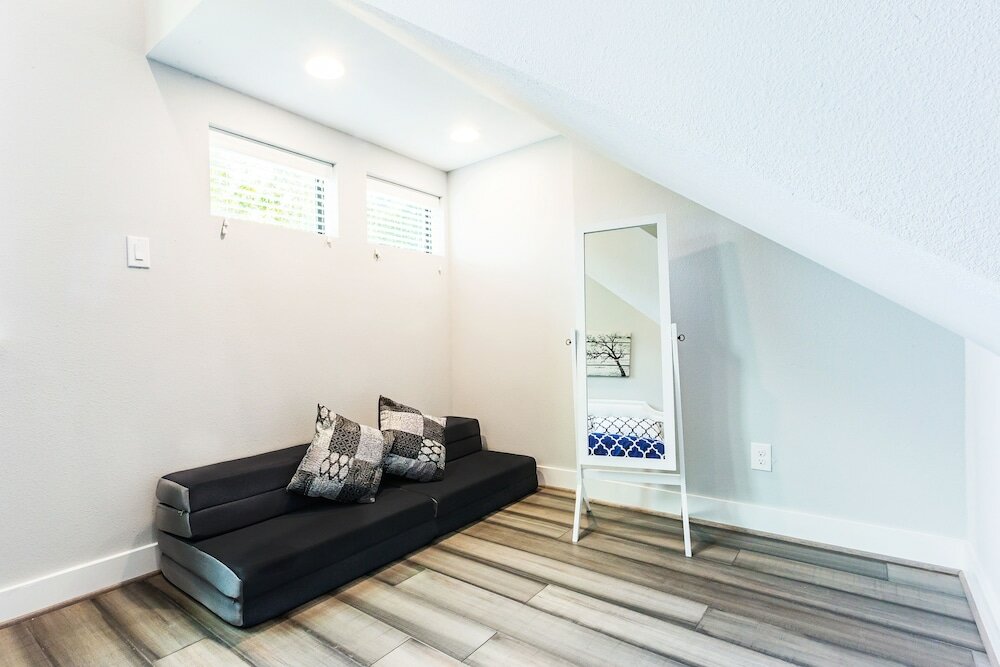 Фото Montrose Guesthouse Suites