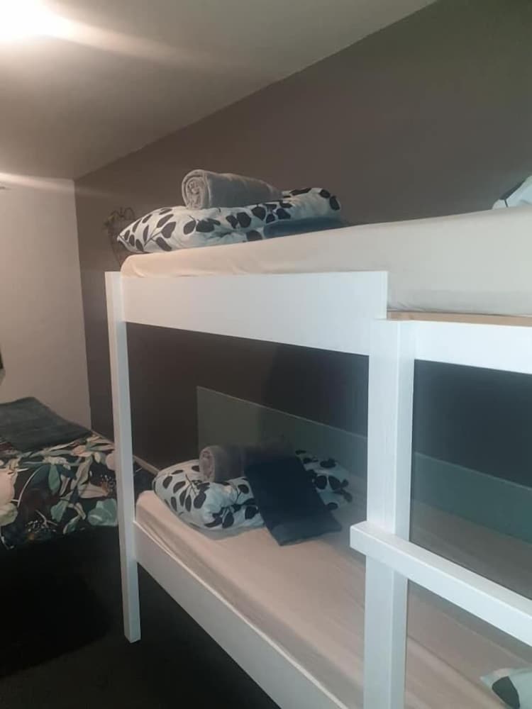 Фото Piwaka Lodge and Backpackers