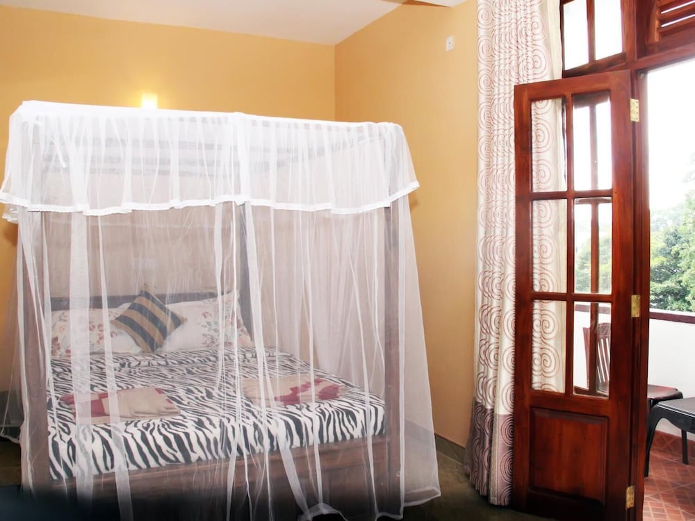 Фото Lizzie Villa Guest House