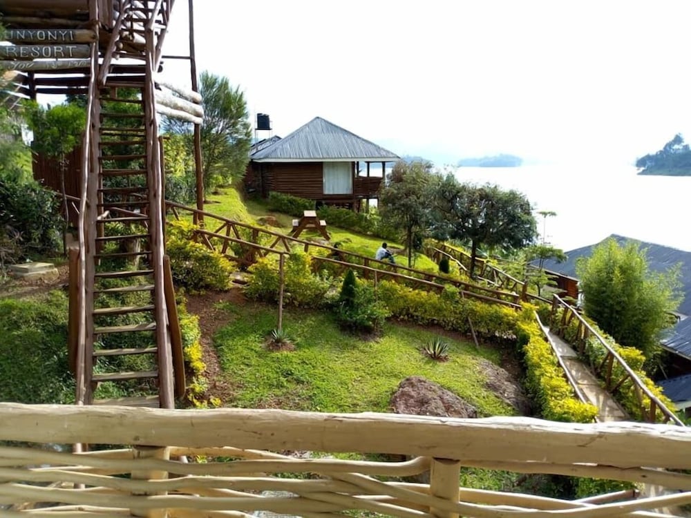 Фото Lake Bunyonyi Rock Resort