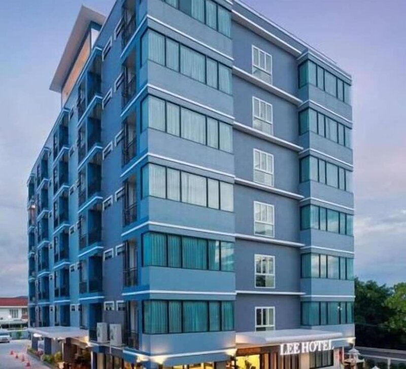 Гостиница Lee Hotel в Сураттани