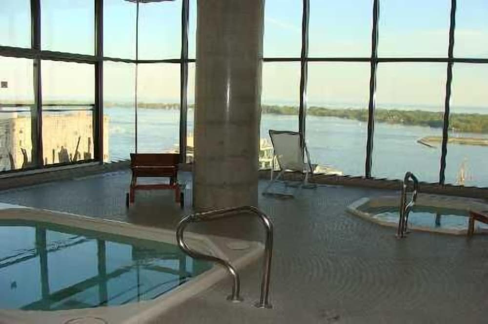 Фото Life Suites Rogers Centre