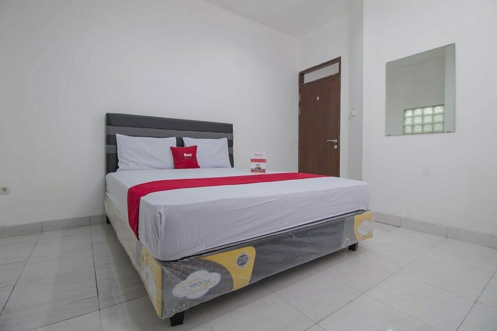 Hotel RedDoorz near Teras Kota 2, Earth, photo