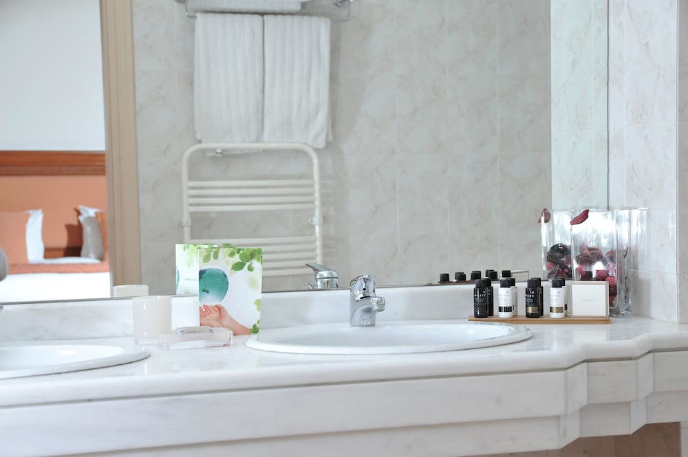 Фото Athens Atrium Hotel and Suites