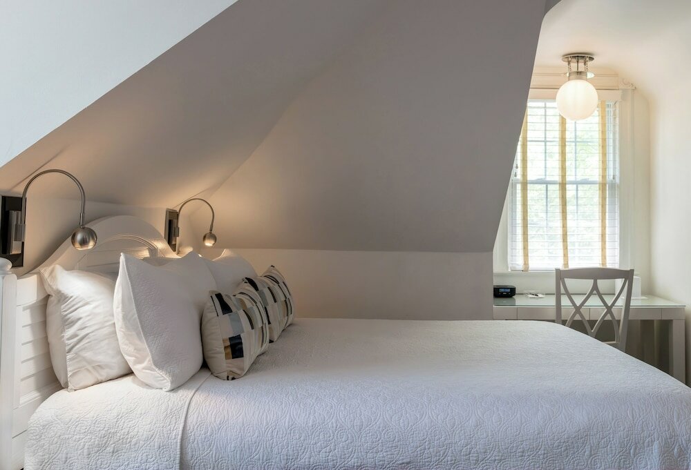 Фото Chateau Inn and Suites