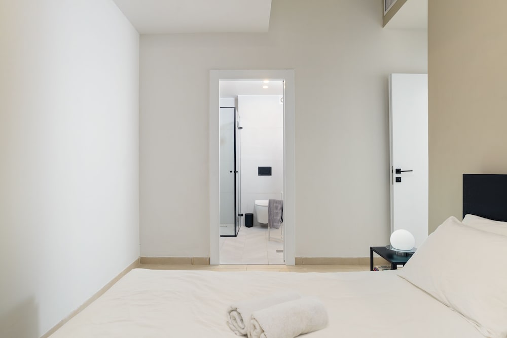 Фото Апартаменты Elegant Duplex with Patio by FeelHome