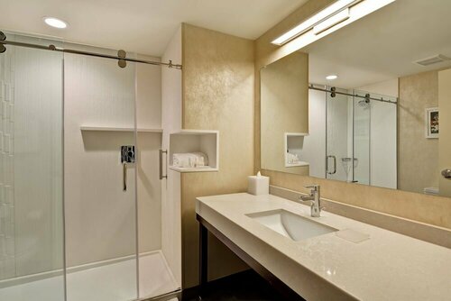 Гостиница Courtyard by Marriott Long Island Islip/Courthouse Complex в Ислипе