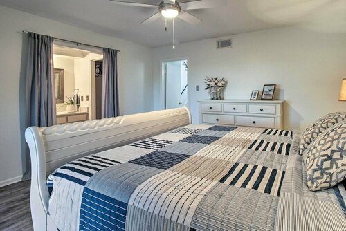 Апартаменты Savannah Townhome w Deck - 15 Mi to Beach! в Саванне