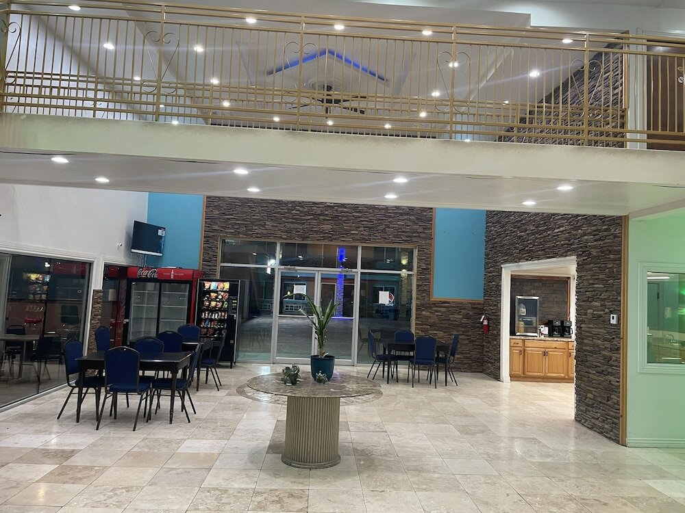 Фото B&j Hotel and Apartment