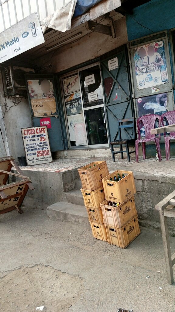 Internet cafe Cyber, Douala, photo