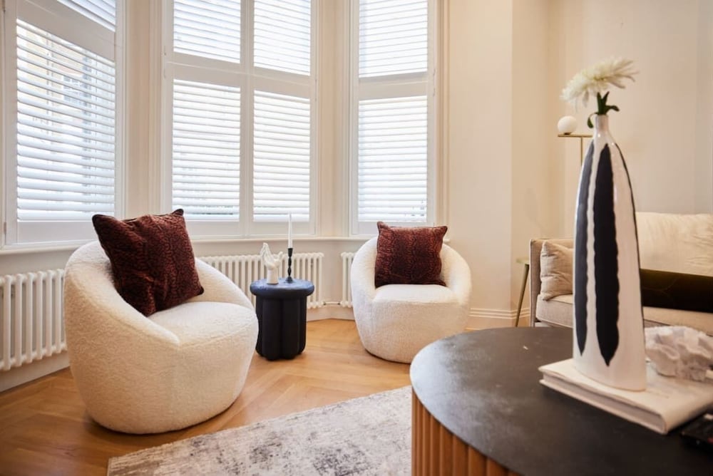 Фото The Chelsea Wonder - Spacious 3bdr Flat With Terrace + Garden