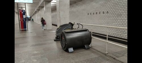 Тесігін жайып, көрсетеді