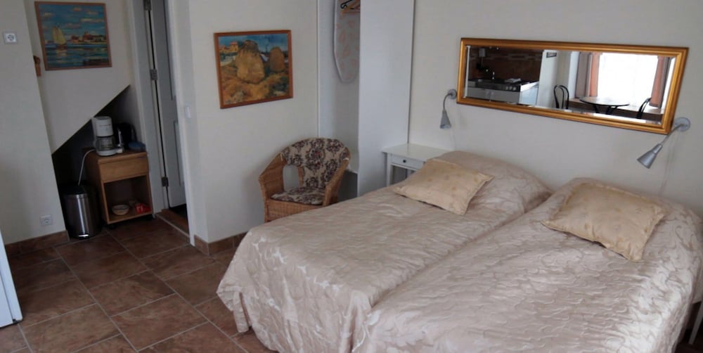 Фото Three Sisters Studio Apartments