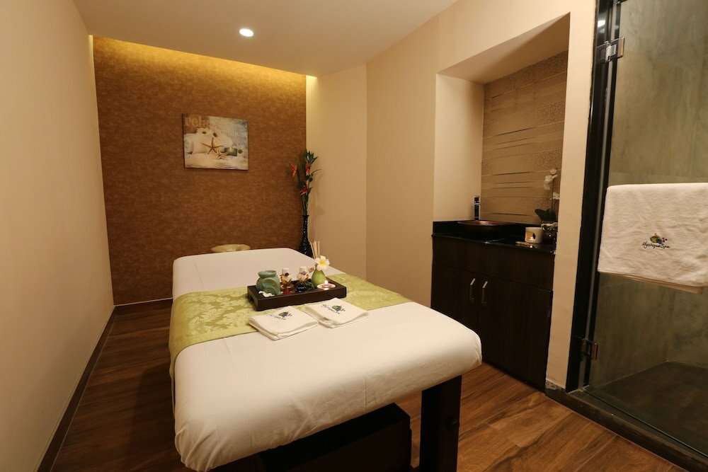 Фото M Crown Hotel